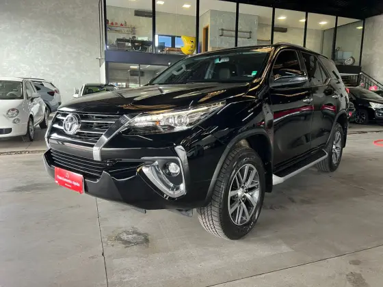 TOYOTA HILUX SW4 2.8 SRX 4X4 7 LUGARES 16V TURBO INTERCOOLER DIESEL 4P AUTOMÁTICO