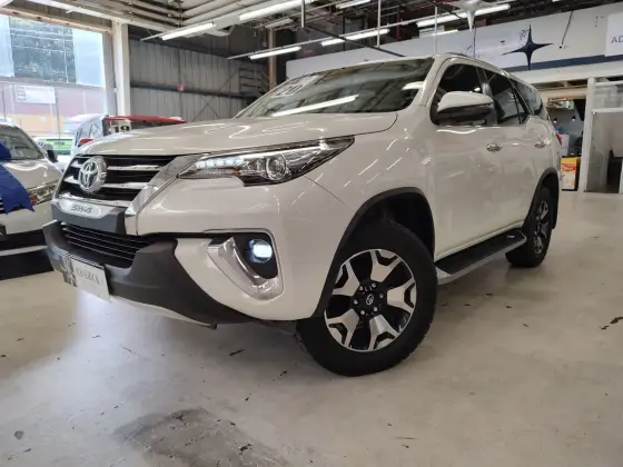 TOYOTA HILUX SW4 2.8 SRX DIAMOND 4X4 7 LUGARES 16V TURBO INTERCOOLER DIESEL 4P AUTOMÁTICO