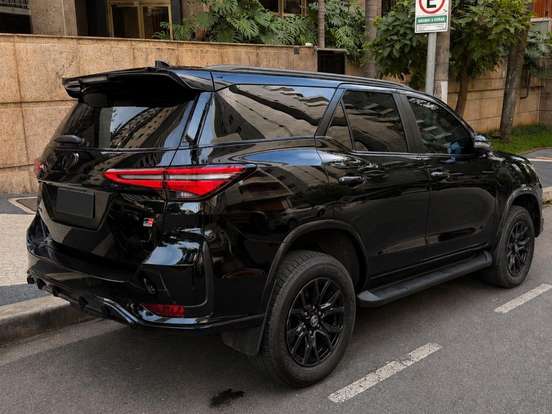TOYOTA-HILUX SW4-2.8 D-4D TURBO DIESEL GR-S 7L 4X4 AUTOMÁTICO TOYOTA-HILUX SW4-2024