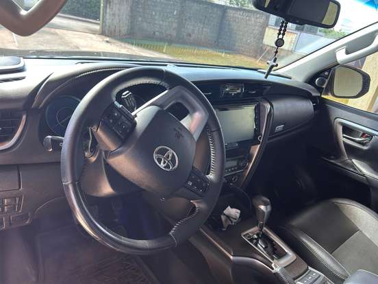 TOYOTA-HILUX SW4-2023