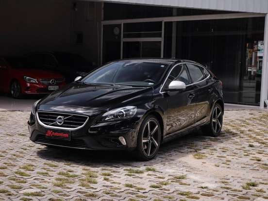 VOLVO-V40-2015