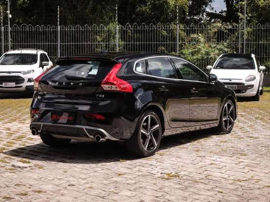 VOLVO-V40-2015