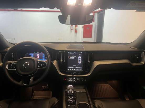 VOLVO-XC60-2023