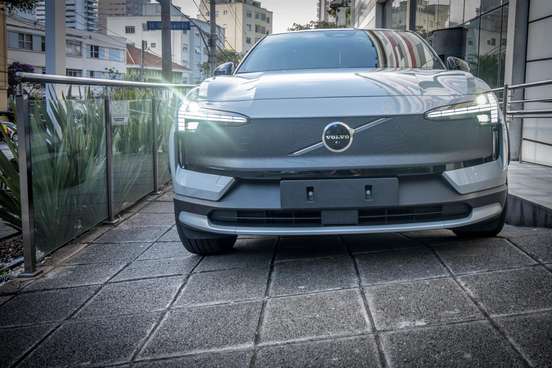 VOLVO-EX30-2025