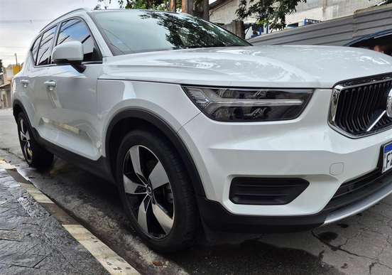 VOLVO-XC40-2018