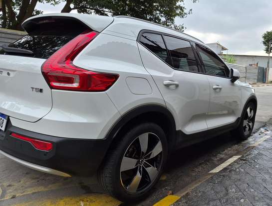 VOLVO-XC40-2018