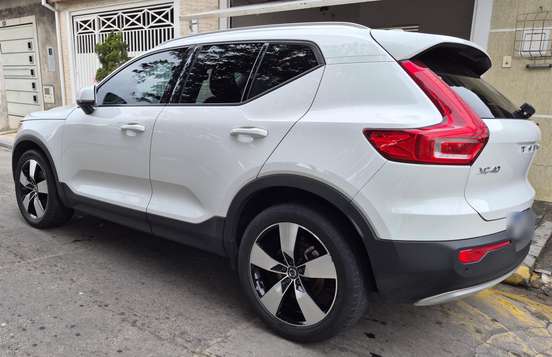 VOLVO-XC40-2018
