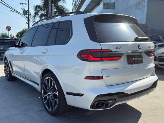BMW-X7-4.4 V8 GASOLINA M60i STEPTRONIC BMW-X7-2023