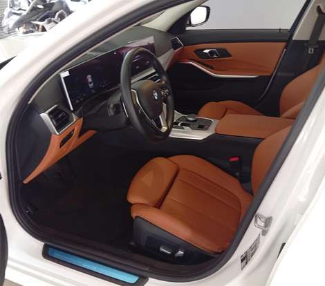 BMW-320i-2023
