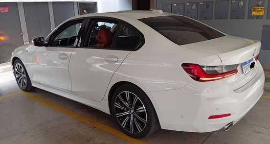 BMW-320i-2023