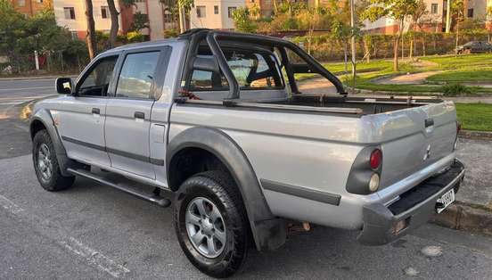 MITSUBISHI-L200-2011