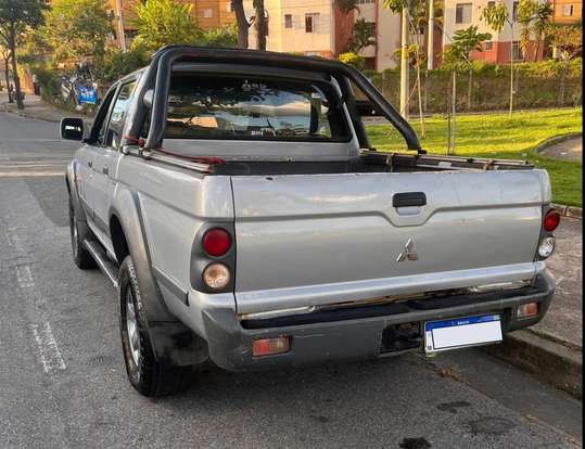 MITSUBISHI-L200-2011