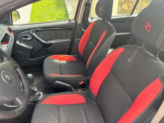 RENAULT-SANDERO-2012