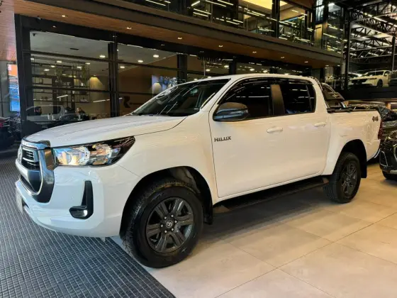 TOYOTA HILUX 2.8 D-4D TURBO DIESEL CD SR 4X4 AUTOMÁTICO
