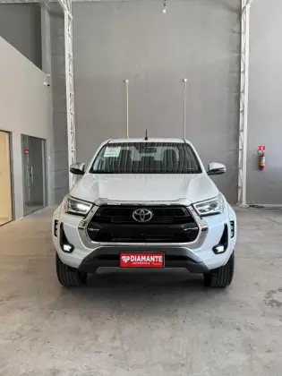 TOYOTA HILUX 2.8 D-4D TURBO DIESEL CD SRX PLUS 4X4 AUTOMÁTICO TOYOTA HILUX 2.8 D-4D TURBO DIESEL CD SRX PLUS 4X4 AUTOMÁTICO