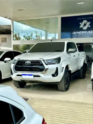 TOYOTA HILUX 2.8 D-4D TURBO DIESEL CD SRX PLUS 4X4 AUTOMÁTICO TOYOTA HILUX 2.8 D-4D TURBO DIESEL CD SRX PLUS 4X4 AUTOMÁTICO