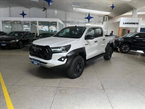 TOYOTA HILUX 2.8 D-4D TURBO DIESEL CD GR-S 4X4 AUTOMÁTICO
