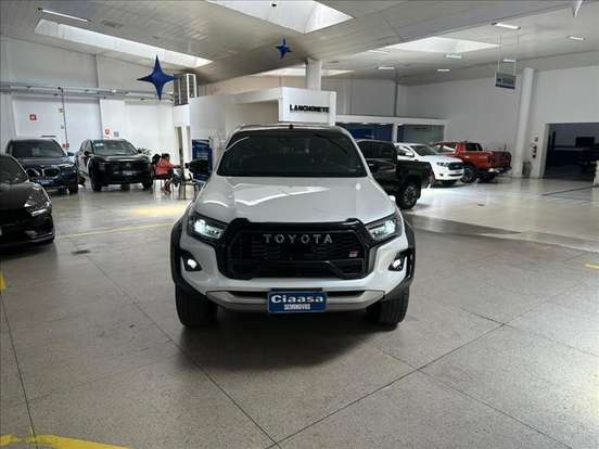 TOYOTA-HILUX-2023