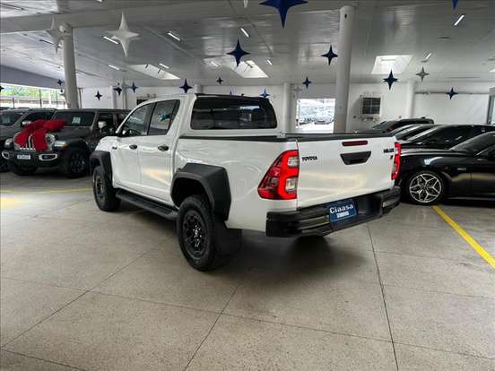 TOYOTA-HILUX-2023