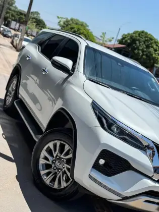 TOYOTA HILUX SW4 2.8 D-4D TURBO DIESEL SRX 4X4 AUTOMÁTICO