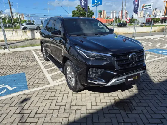 TOYOTA HILUX SW4 2.8 D-4D TURBO DIESEL SRX 7L 4X4 AUTOMÁTICO