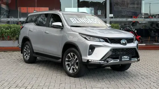 TOYOTA HILUX SW4 2.8 D-4D TURBO DIESEL SRX PLATINUM 7L 4X4 AUTOMÁTICO