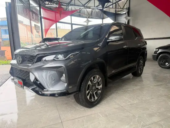 TOYOTA HILUX SW4 2.8 D-4D TURBO DIESEL SRX PLATINUM 7L 4X4 AUTOMÁTICO TOYOTA HILUX SW4 2.8 D-4D TURBO DIESEL SRX PLATINUM 7L 4X4 AUTOMÁTICO