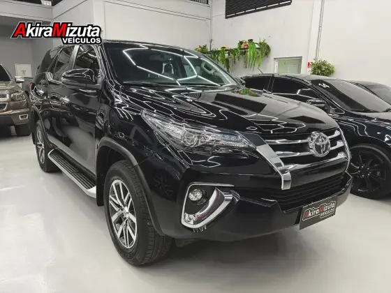 TOYOTA HILUX SW4 2.8 SRX 4X4 7 LUGARES 16V TURBO INTERCOOLER DIESEL 4P AUTOMÁTICO