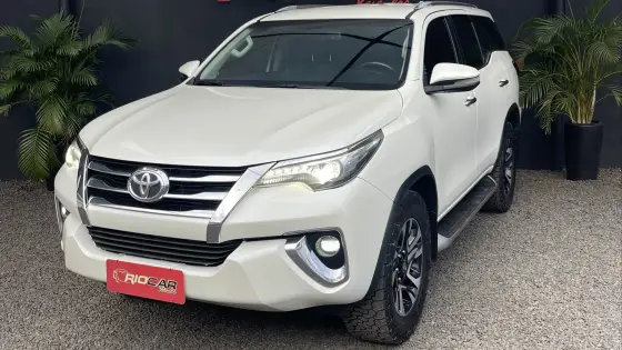 TOYOTA HILUX SW4 2.8 SRX 4X4 7 LUGARES 16V TURBO INTERCOOLER DIESEL 4P AUTOMÁTICO TOYOTA HILUX SW4 2.8 SRX 4X4 7 LUGARES 16V TURBO INTERCOOLER DIESEL 4P AUTOMÁTICO