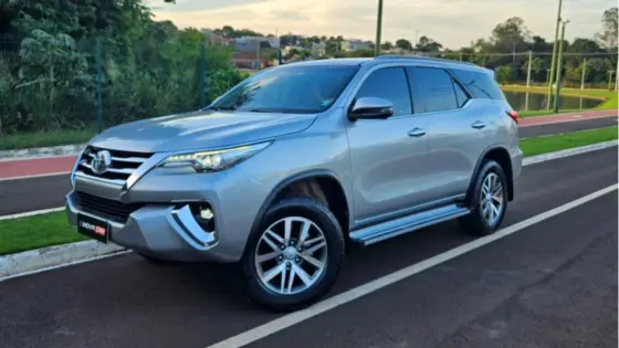 TOYOTA HILUX SW4 2.8 SRX DIAMOND 4X4 7 LUGARES 16V TURBO INTERCOOLER DIESEL 4P AUTOMÁTICO TOYOTA HILUX SW4 2.8 SRX DIAMOND 4X4 7 LUGARES 16V TURBO INTERCOOLER DIESEL 4P AUTOMÁTICO
