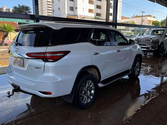 TOYOTA-HILUX SW4-2023