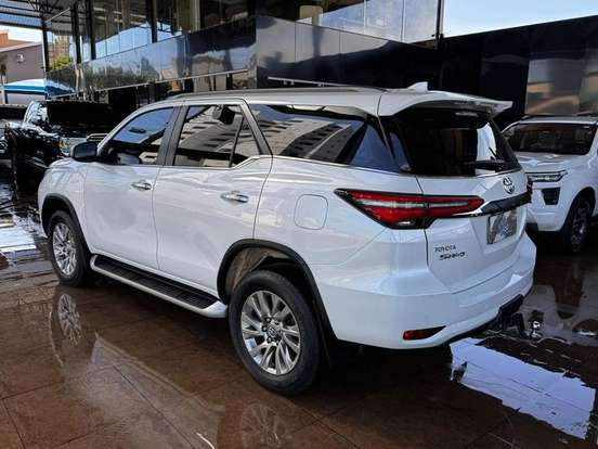 TOYOTA-HILUX SW4-2023