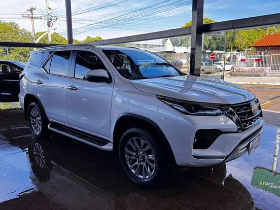 TOYOTA-HILUX SW4-2023
