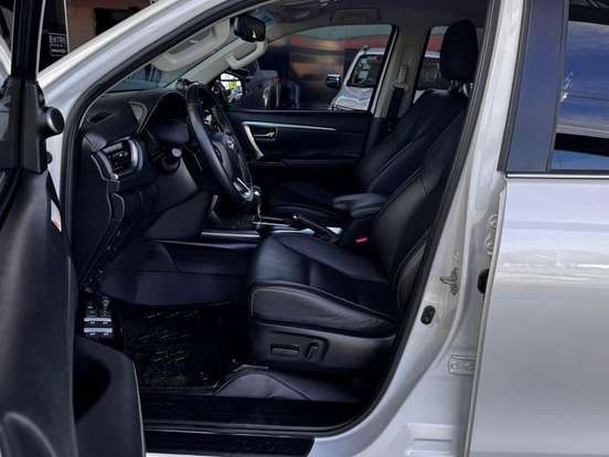 TOYOTA-HILUX SW4-2023