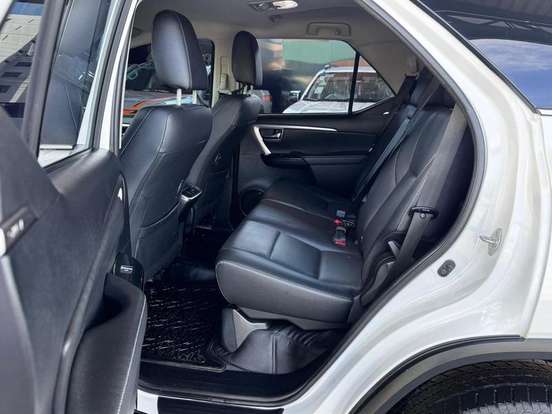 TOYOTA-HILUX SW4-2023