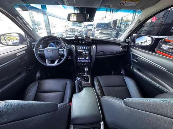 TOYOTA-HILUX SW4-2023