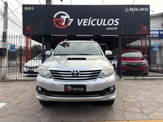 TOYOTA HILUX SW4 3.0 SRV 4X4 7 LUGARES 16V TURBO INTERCOOLER DIESEL 4P AUTOMÁTICO