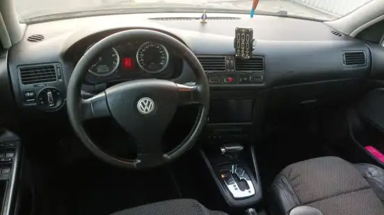 VOLKSWAGEN-GOLF-2011