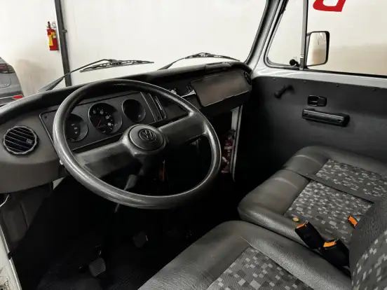 VOLKSWAGEN-KOMBI-2000