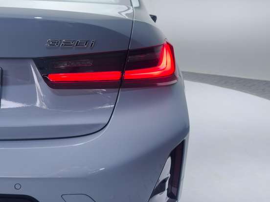 BMW-320i-2023