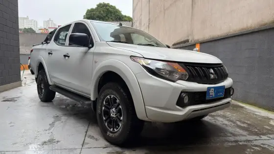 MITSUBISHI L200 TRITON 2.4 16V TURBO DIESEL GL CD 4X4 MANUAL MITSUBISHI L200 TRITON 2.4 16V TURBO DIESEL GL CD 4X4 MANUAL
