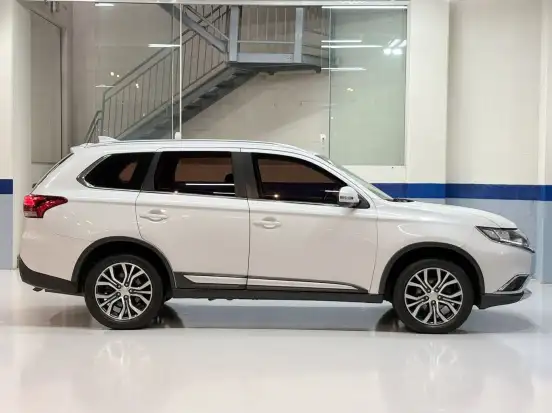 MITSUBISHI-OUTLANDER-2016