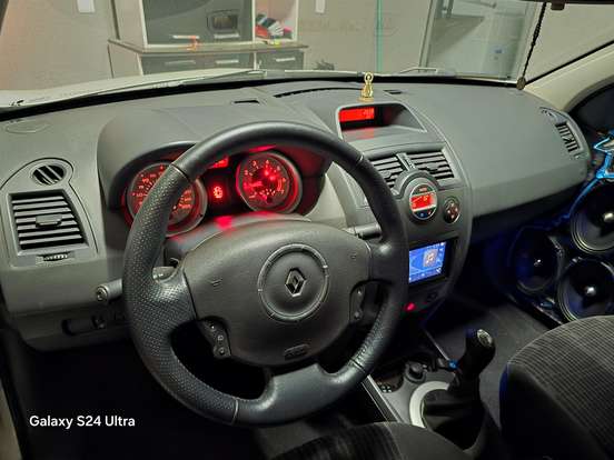 RENAULT-MEGANE-2012