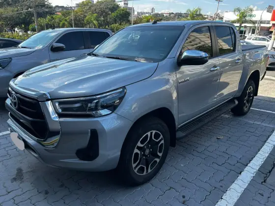 TOYOTA HILUX 2.8 D-4D TURBO DIESEL CD SRV 4X4 AUTOMÁTICO