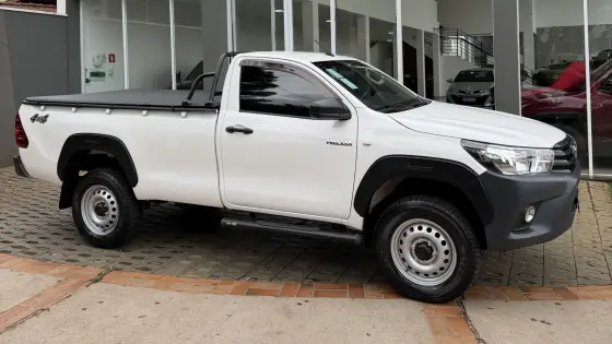 TOYOTA HILUX 2.8 D-4D TURBO DIESEL CS 4X4 MANUAL TOYOTA HILUX 2.8 D-4D TURBO DIESEL CS 4X4 MANUAL