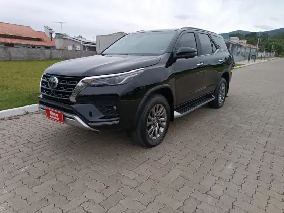 TOYOTA HILUX SW4 2.8 D-4D TURBO DIESEL SRX 7L 4X4 AUTOMÁTICO TOYOTA HILUX SW4 2.8 D-4D TURBO DIESEL SRX 7L 4X4 AUTOMÁTICO