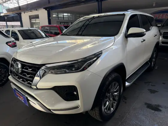 TOYOTA HILUX SW4 2.8 D-4D TURBO DIESEL SRX 7L 4X4 AUTOMÁTICO