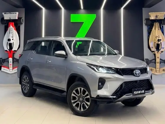 TOYOTA HILUX SW4 2.8 D-4D TURBO DIESEL SRX PLATINUM 7L 4X4 AUTOMÁTICO TOYOTA HILUX SW4 2.8 D-4D TURBO DIESEL SRX PLATINUM 7L 4X4 AUTOMÁTICO