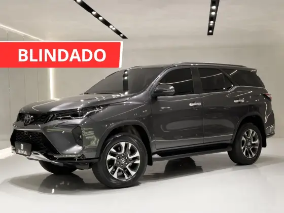 TOYOTA HILUX SW4 2.8 D-4D TURBO DIESEL SRX PLATINUM 7L 4X4 AUTOMÁTICO