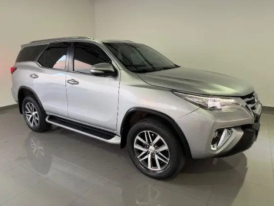 TOYOTA HILUX SW4 2.8 SRX 4X4 7 LUGARES 16V TURBO INTERCOOLER DIESEL 4P AUTOMÁTICO TOYOTA HILUX SW4 2.8 SRX 4X4 7 LUGARES 16V TURBO INTERCOOLER DIESEL 4P AUTOMÁTICO